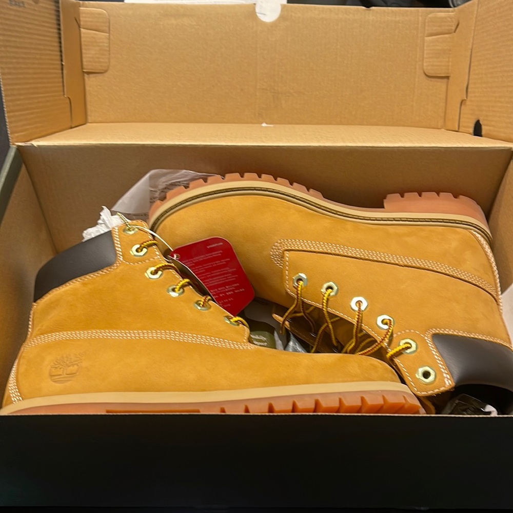 Timberland 6” Premium Waterproof Boot (Size 6 JUNIOR)